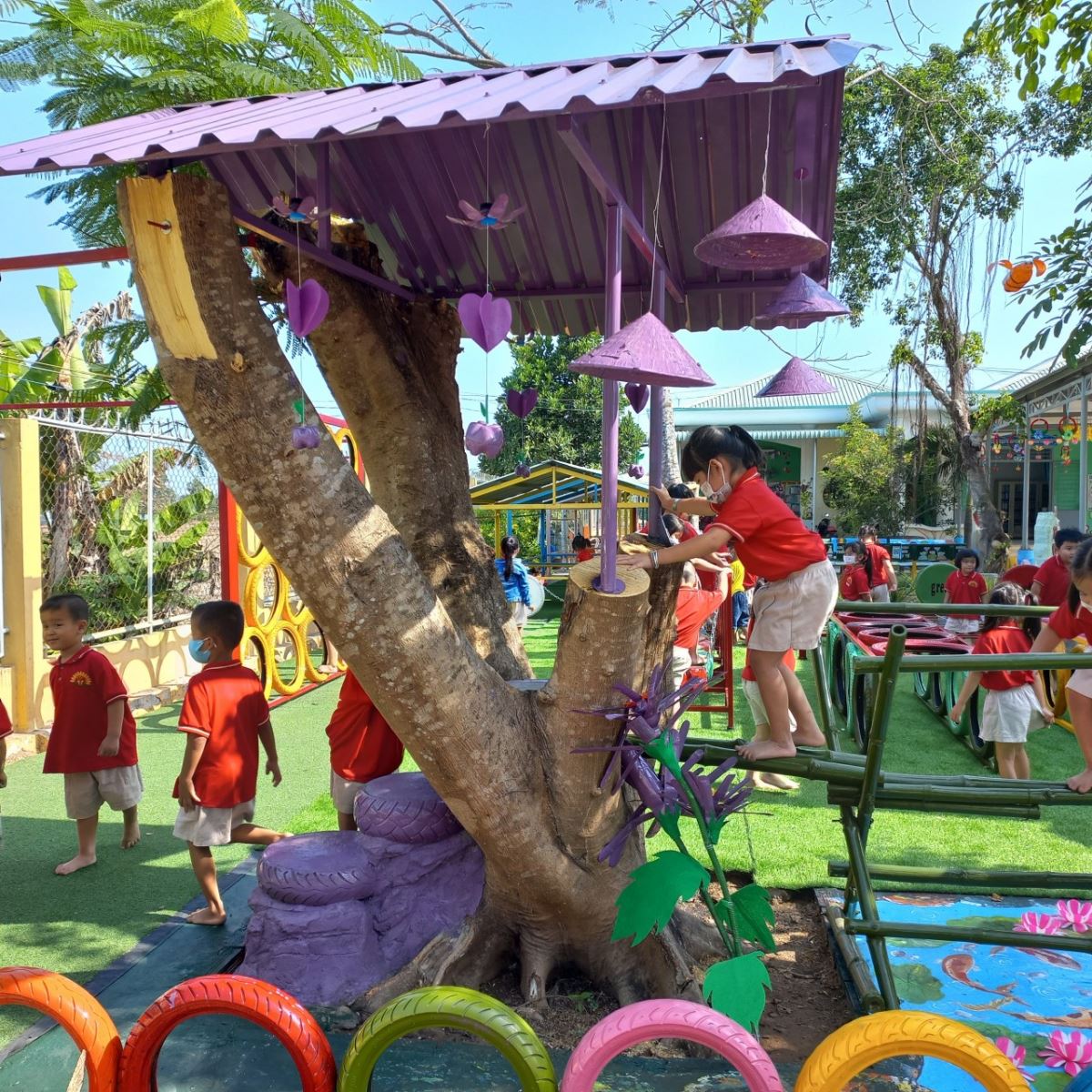 BÉ CHƠI KHU VẬN ĐỘNG