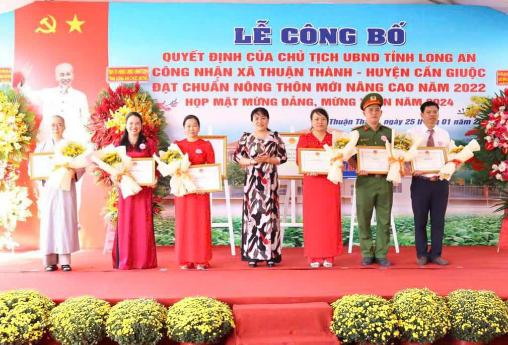 Đơn vị nhận giấy khen đã có thành tích xuất sắc trong xây dựng xã đạt chuẩn nông thôn mới nâng cao năm 2022