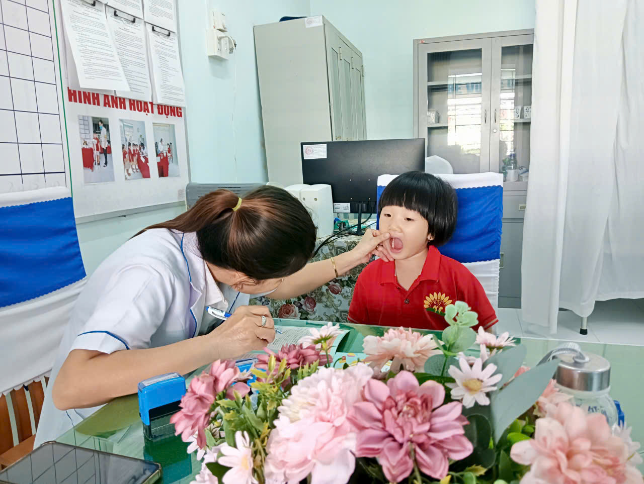 Tổ chức khám sức khỏe cho trẻ năm học 2025-2026