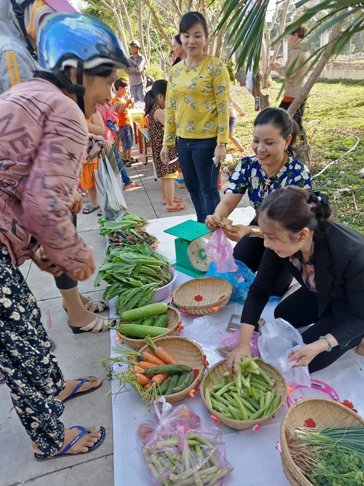 Phụ huynh tham gia hoạt động cùng cô giáo