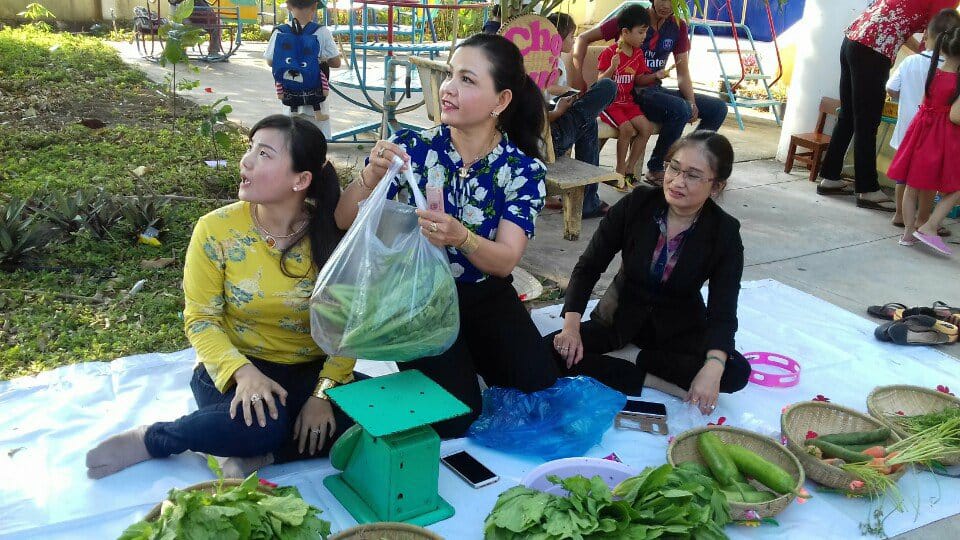 Phụ huynh tham gia hoạt động cùng cô giáo